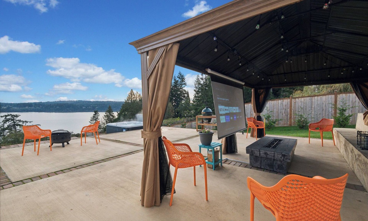 Greenbank House | High bank waterfront estate on Whidbey Island