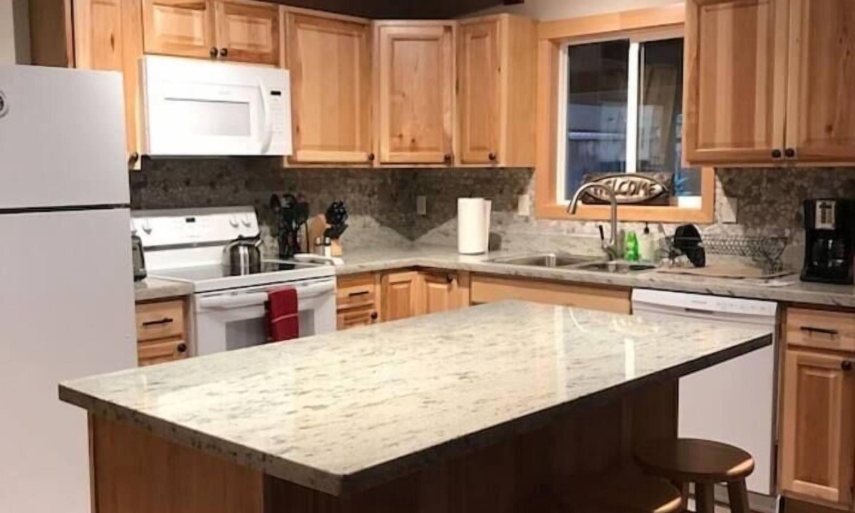 Packwood Cabin | High Valley Hideaway - Wi-Fi, Hot Tub, Smart TV's, BBQ