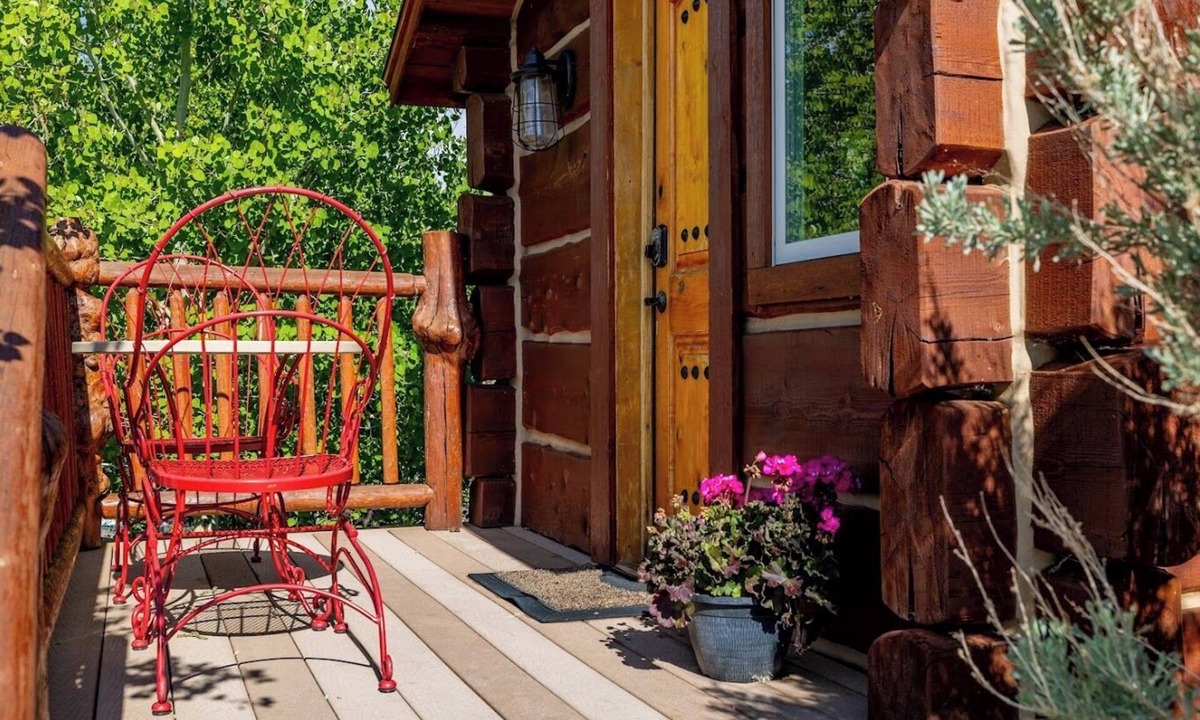 Wapiti Cabin | Highland Bunkhouse- Direct River Access, Mountain Views, Couples Retreat