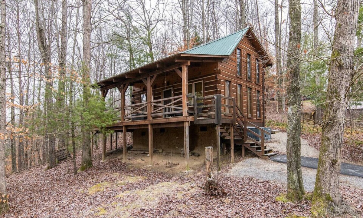 Campton Cabin | Hillside Loft Cabin- Hot Tub, WiFi, 20 mins from Natural Bridge