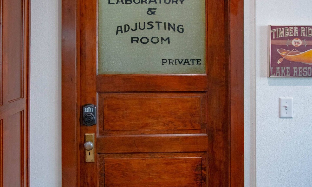 Rexburg Apartment | HISTORIC 1890s Rexburg Loft - 2 Q, 1 K Laundry, 2 blocks to BYUI, Clean & Fun!