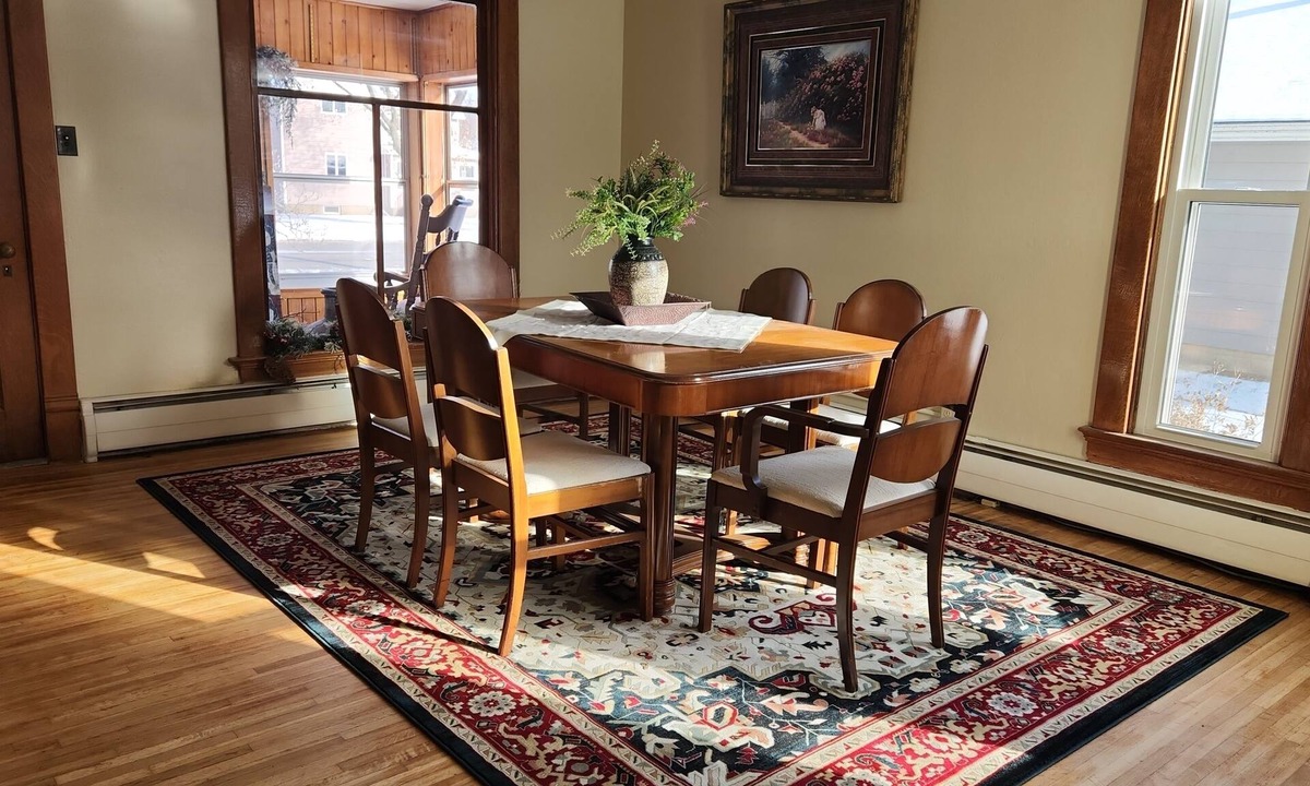 Iowa Falls House | Historic 1898 4BR Home - 3 King + 1 Queen - Wooded Backyard Retreat