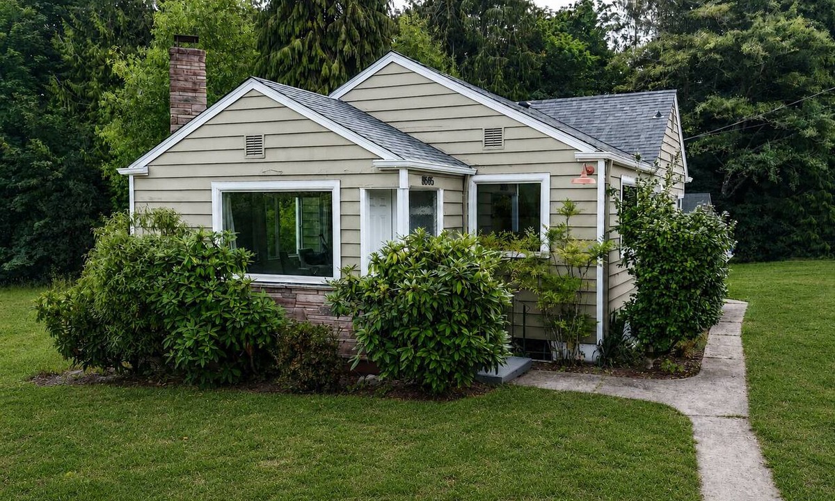 Kingston House | Historic 1920 Farmhouse - Beach & Nature vibes