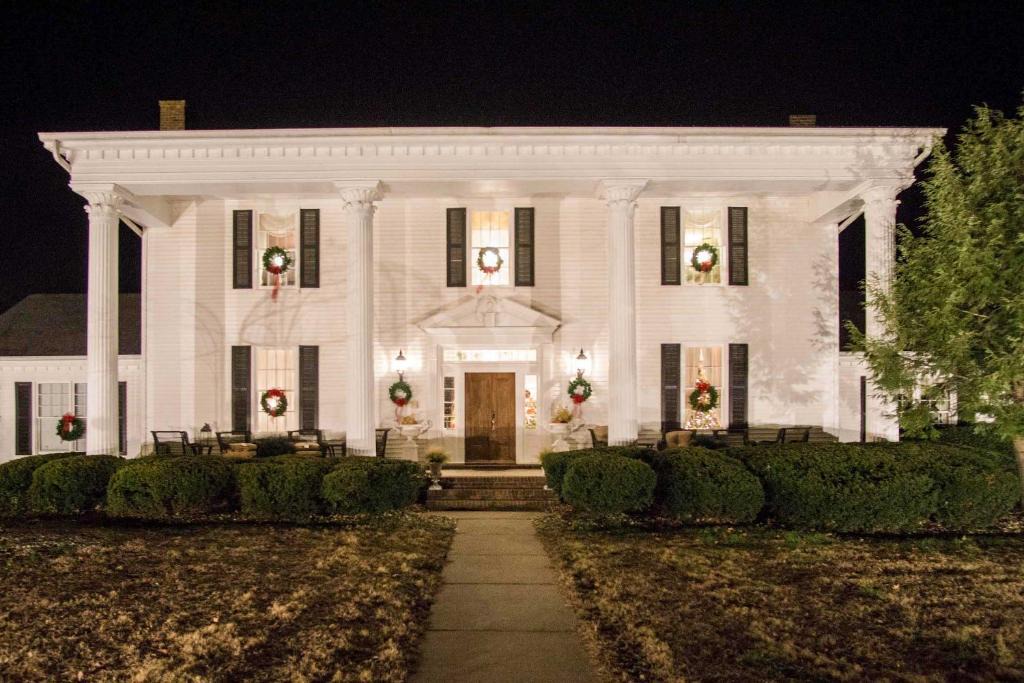 Cedar Hill House | Historic Cedar Hill Mansion on Large Farm w/Pool!