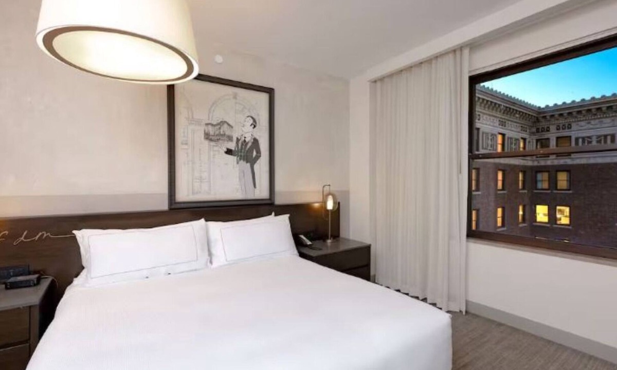 Downtown Des Moines Hotel | Historic Charm Meets Modern Luxury Near State Capitol, Parks, and Dining Hotspot