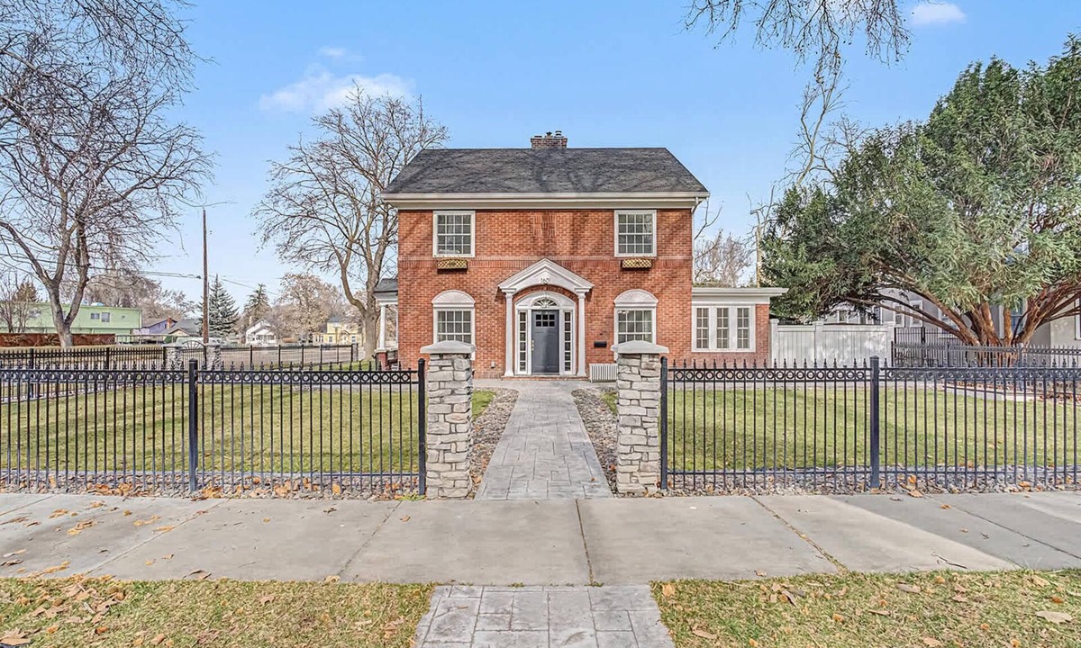 Caldwell House | Historic Downtown Caldwell 5BR|Basement|Yard|BBQ
