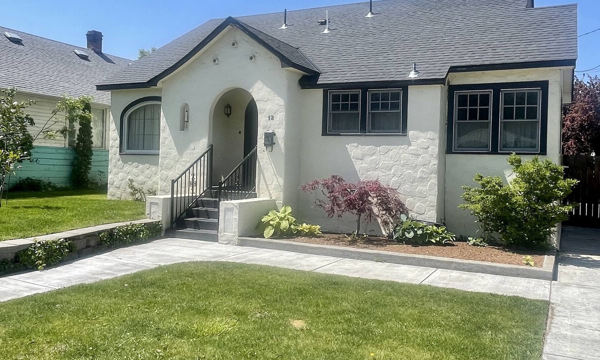 Kennewick House | Historic Downtown Kennewick home with large private backyard