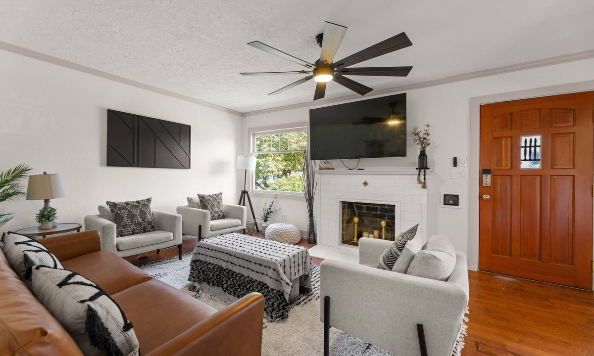 Vancouver House | Historic Home W/RV Hookups + HOT TUB