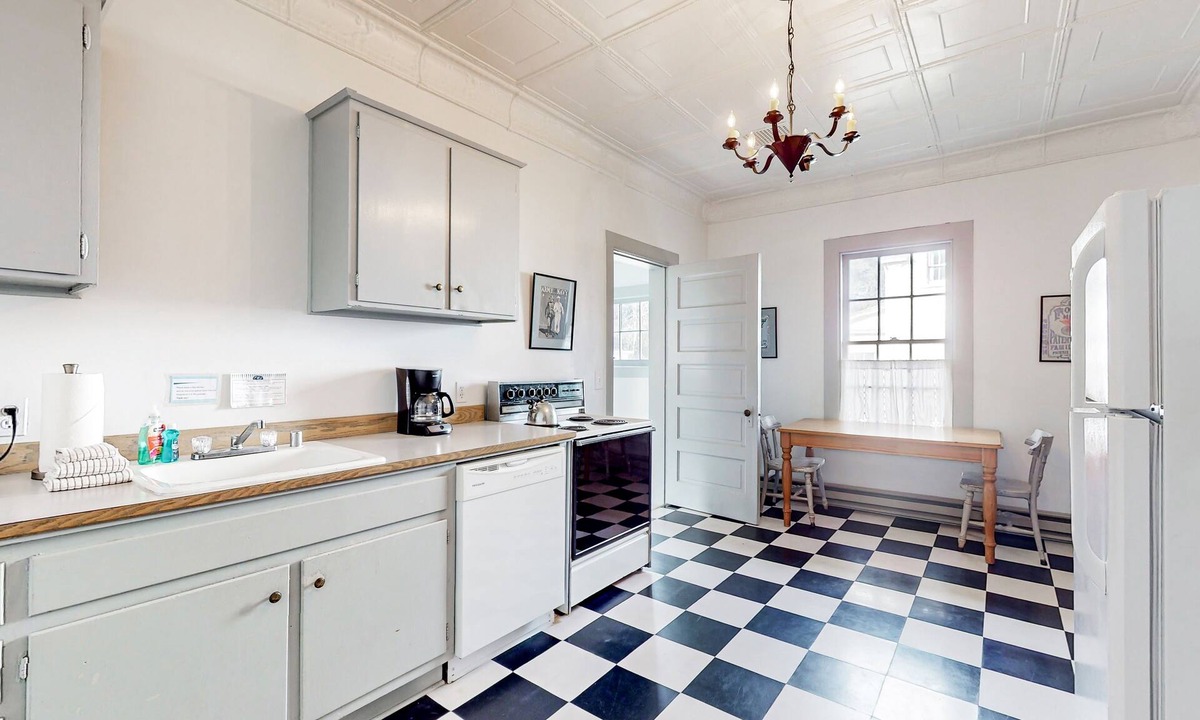 Coupeville House | Historic inn with 10 cottages & Puget Sound views - ideal for group gatherings