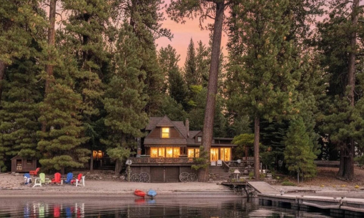 McCall Apartment | Historic lakefront home + cabin, hot tub,