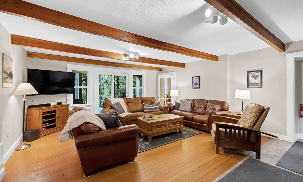 Rhododendron House | Historic Mountain Lodge Near Government Camp – Sleeps 14, Hot Tub, Fire pit