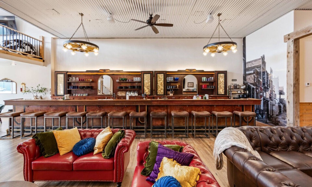 Ashton Apartment | Historic Yellowstone Saloon |Sleeps 25, Hot Tub, Pool Table & More!