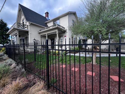 Roseburg House | HISTORICAL JOHN RAST HOUSE with Ev station