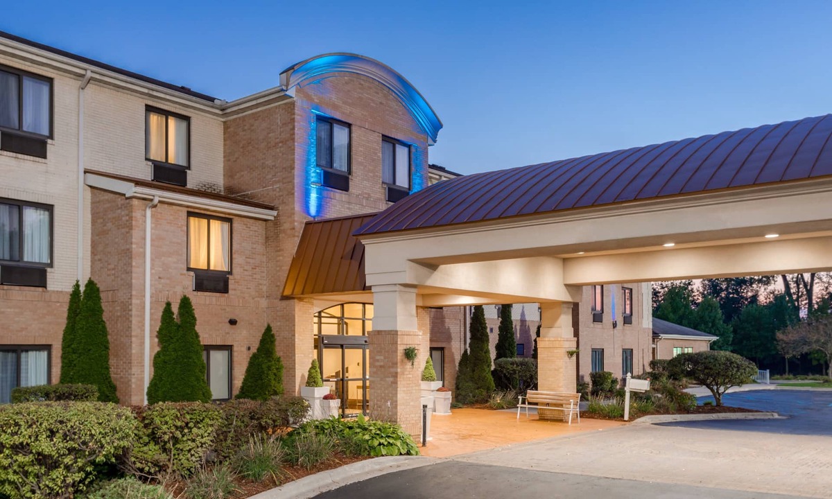 Canton Hotel | Holiday Inn Express Hotel & Suites Canton by IHG