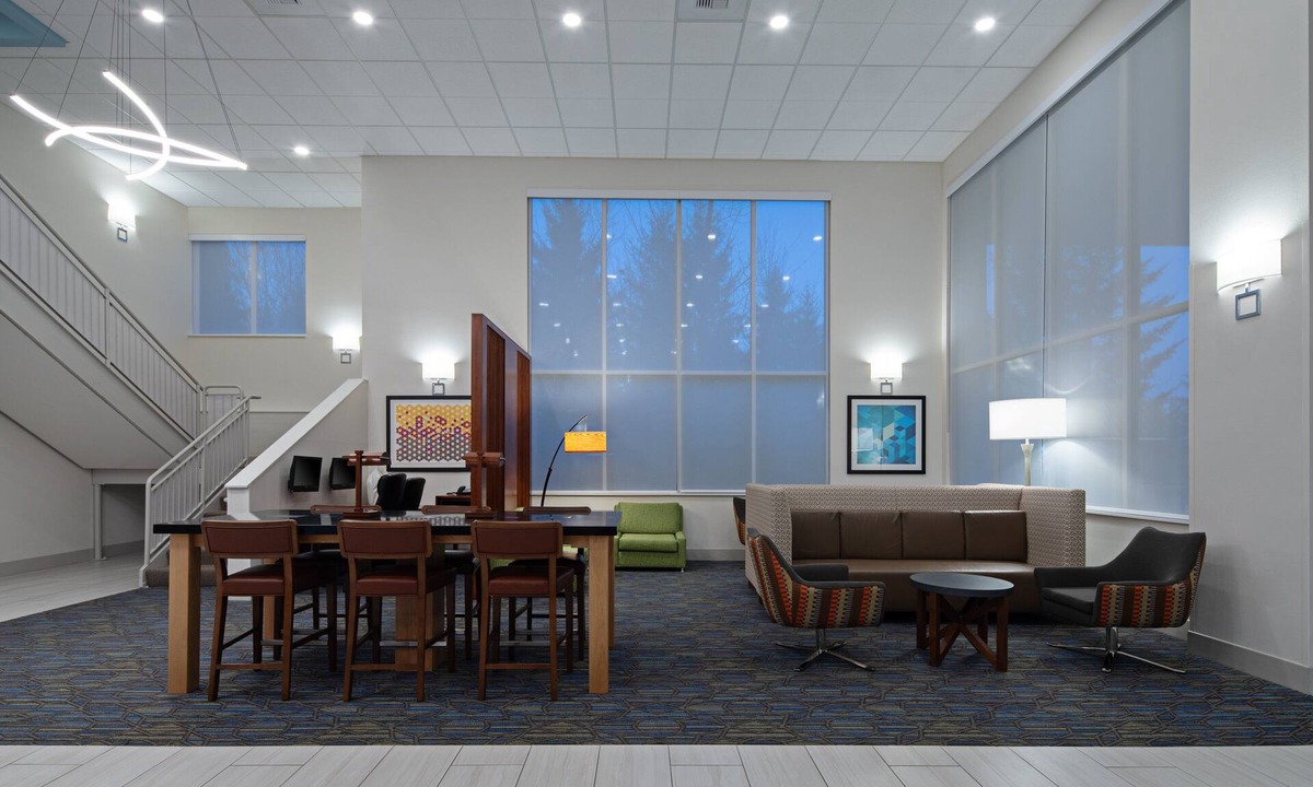 SeaTac Hotel | Holiday Inn Express Hotel & Suites SeaTac by IHG