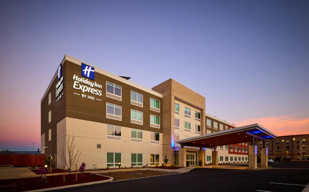 Roseburg Hotel | Holiday Inn Express & Suites Roseburg North by IHG