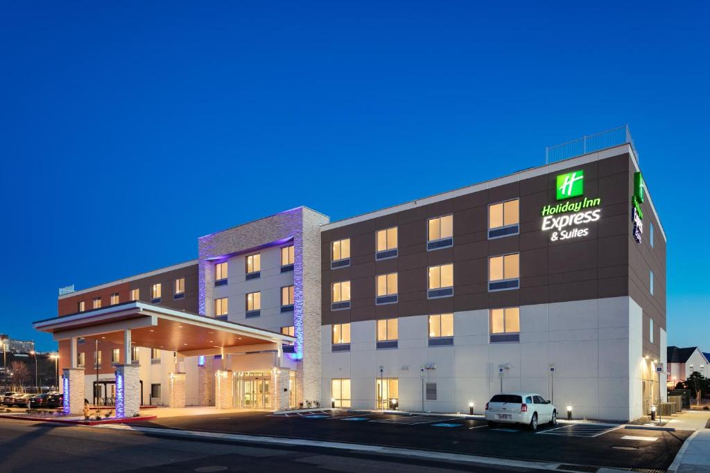 Medford Hotel | Holiday Inn Express & Suites - Medford by IHG