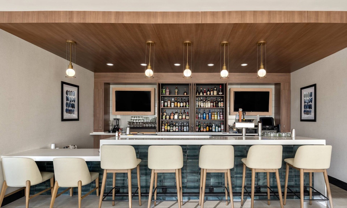 Ontario Hotel | Holiday Inn Ontario by IHG