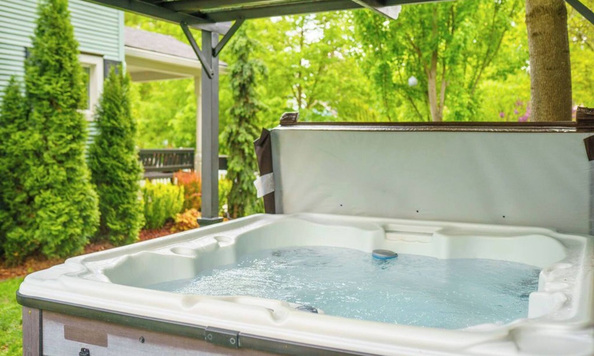 Garden District House | Home away from Home-Hot Tub Kayaks Beach Cruisers BBQ Ideal Family Gatherings