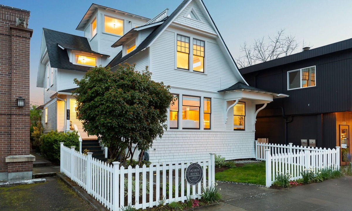 The Bowl of Edmonds House | Home & Carriage House Views Dogs Welcome BBQ