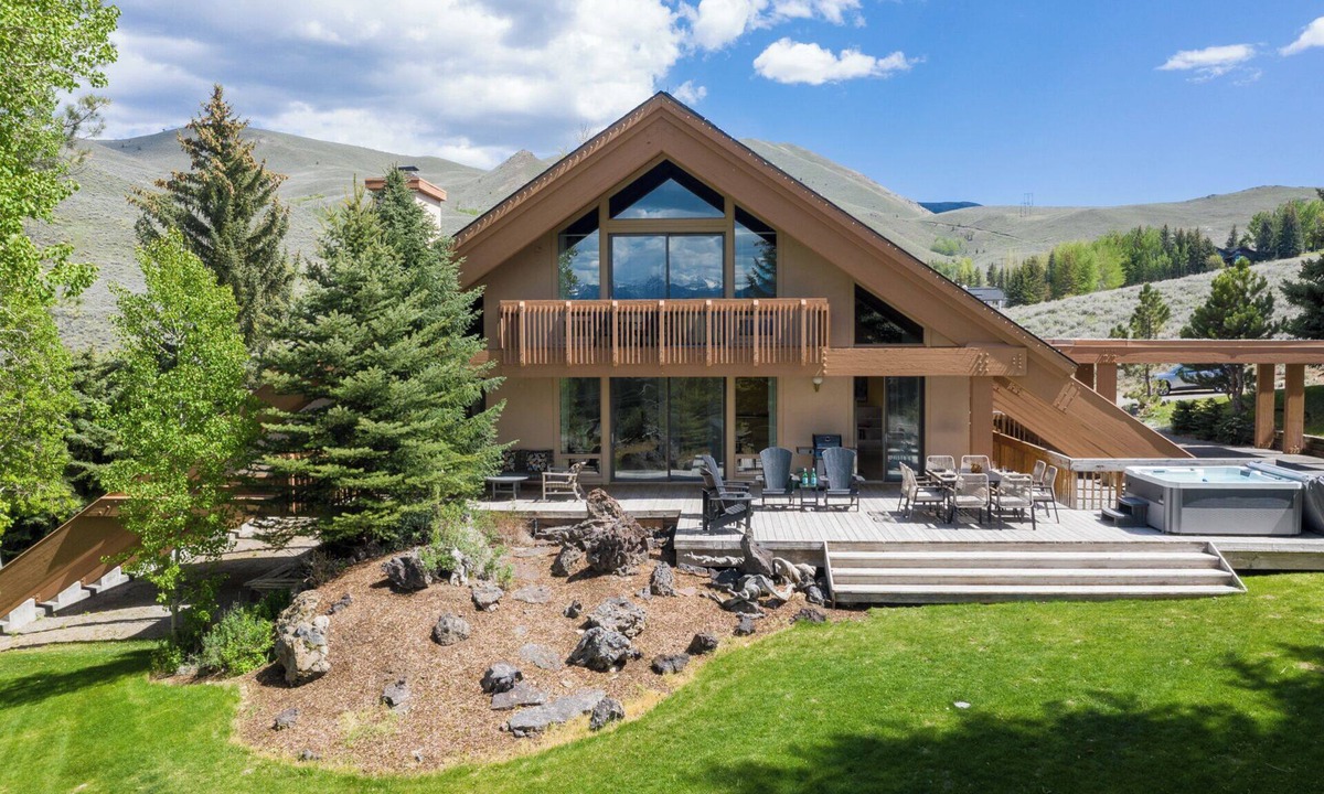 Twin Creeks House | Home on 13 Acres with Private Hot Tub