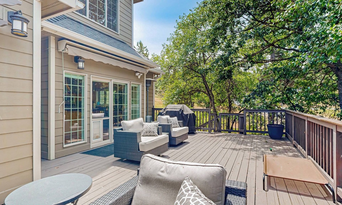 Klamath Falls House | Hot Tub & Deck! Outdoor Basecamp in Klamath Falls