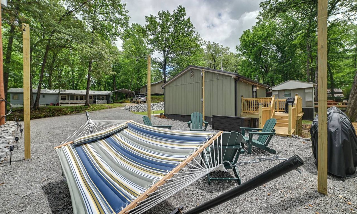 Springville Cottage | Hot Tub, Deck! Tiny Home Retreat By Kentucky Lake