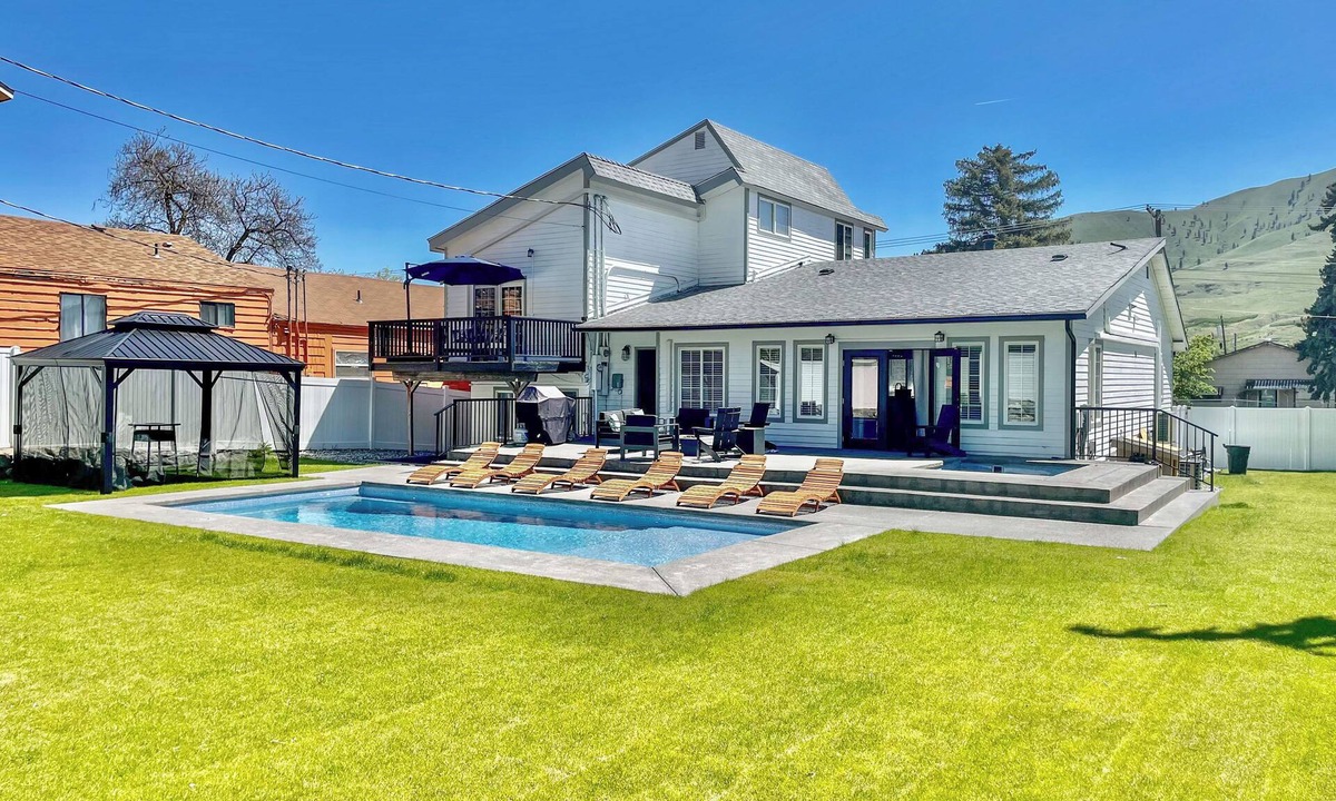 Chelan House | Hot Tub & Game Room! Chelan Getaway, Walk to Dtwn