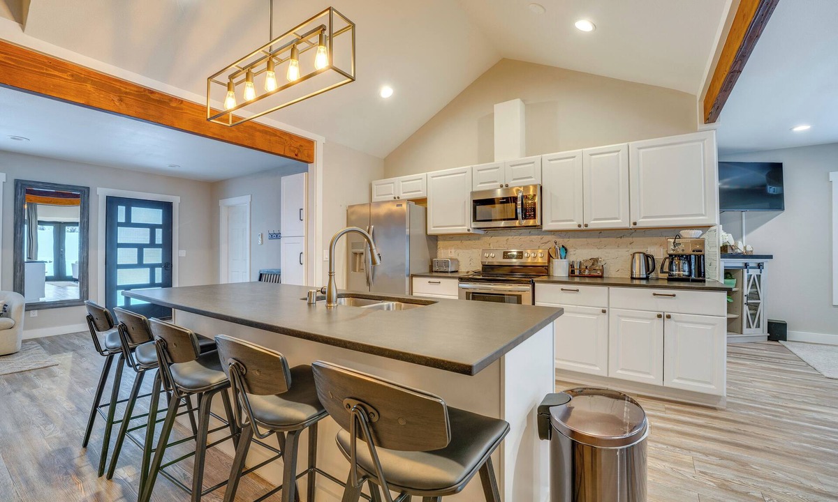 Chelan Cottage | Hot Tub & Game Room! Chelan Getaway, Walk to Dtwn