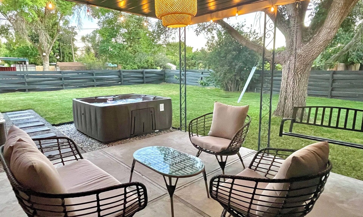 Logan House | Hot Tub ~ Media Room ~ Game Room ~ USU .4 miles
