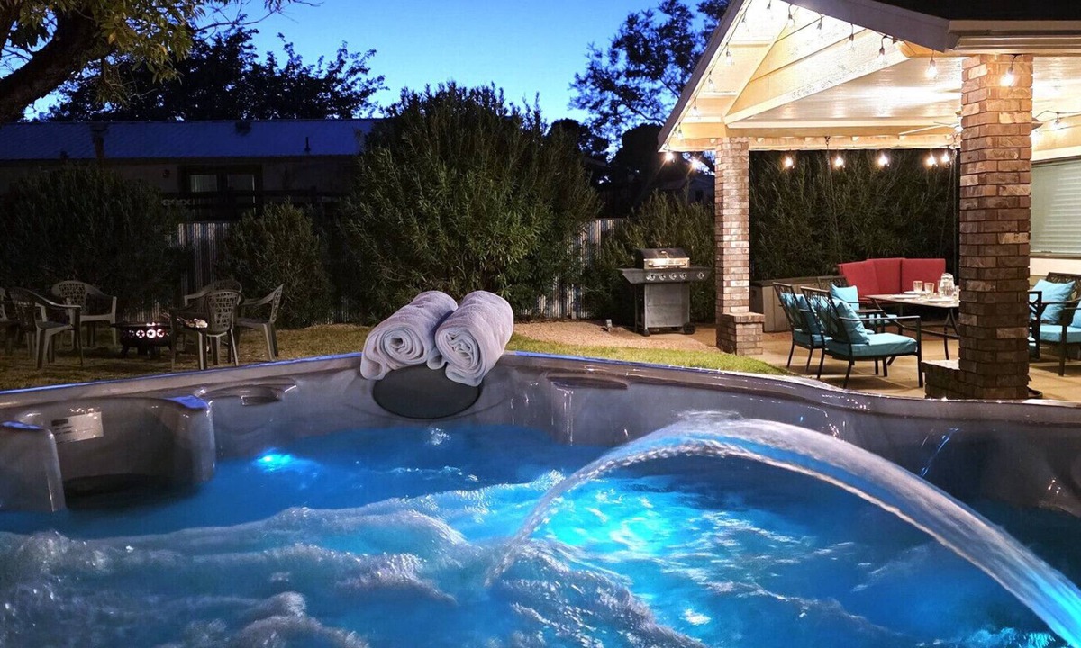 Page House | Hot Tub, Pool Table, Swing Sets, Theater, Kayaks