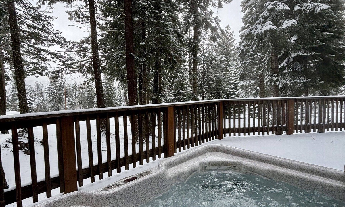 Ashland Cabin | Hot Tub! Relaxing Tranquil Cabin at Hyatt Lake 40