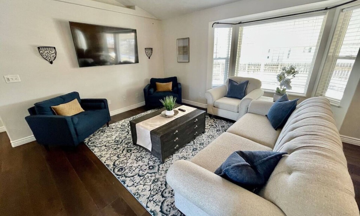Ammon House | HOT TUB. Sleeps 15+. Pet Friendly. Fenced. 2 Story playhouse. Idaho Falls.