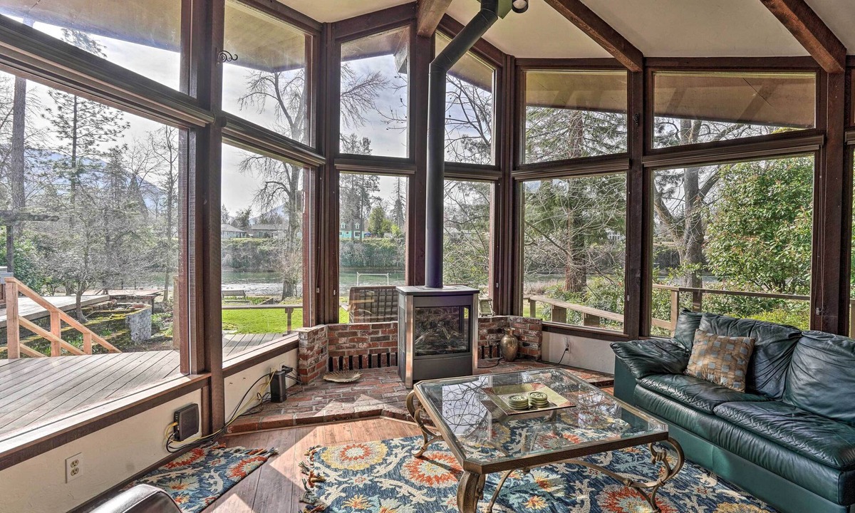 Grants Pass House | Hot Tub & Views: Spacious Getaway on Rogue River