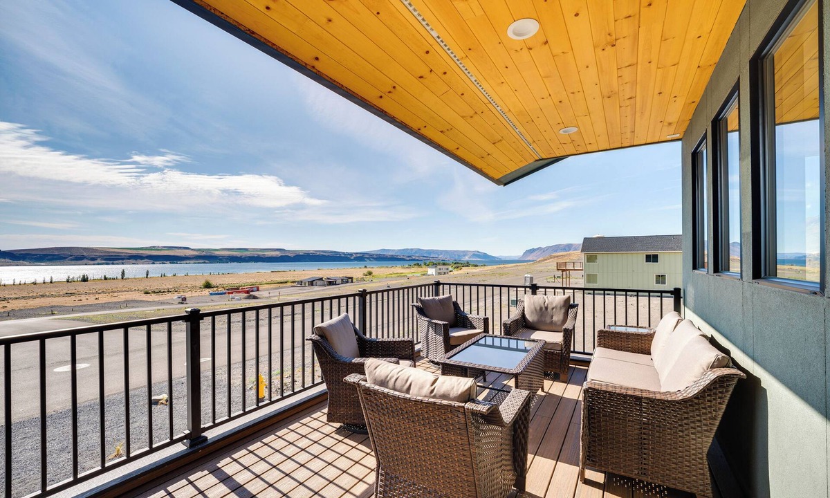 Kittitas County Cottage | Hot Tub & Water Views: Vantage Family Retreat