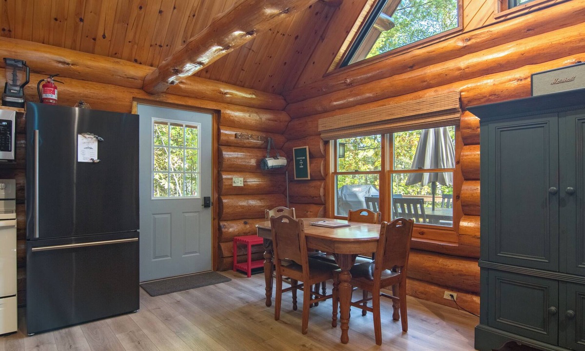 Eagle River Cabin | Hot Tub Waterfront King Beds Fast WiFi Cozy Log Cabin in Eagle River