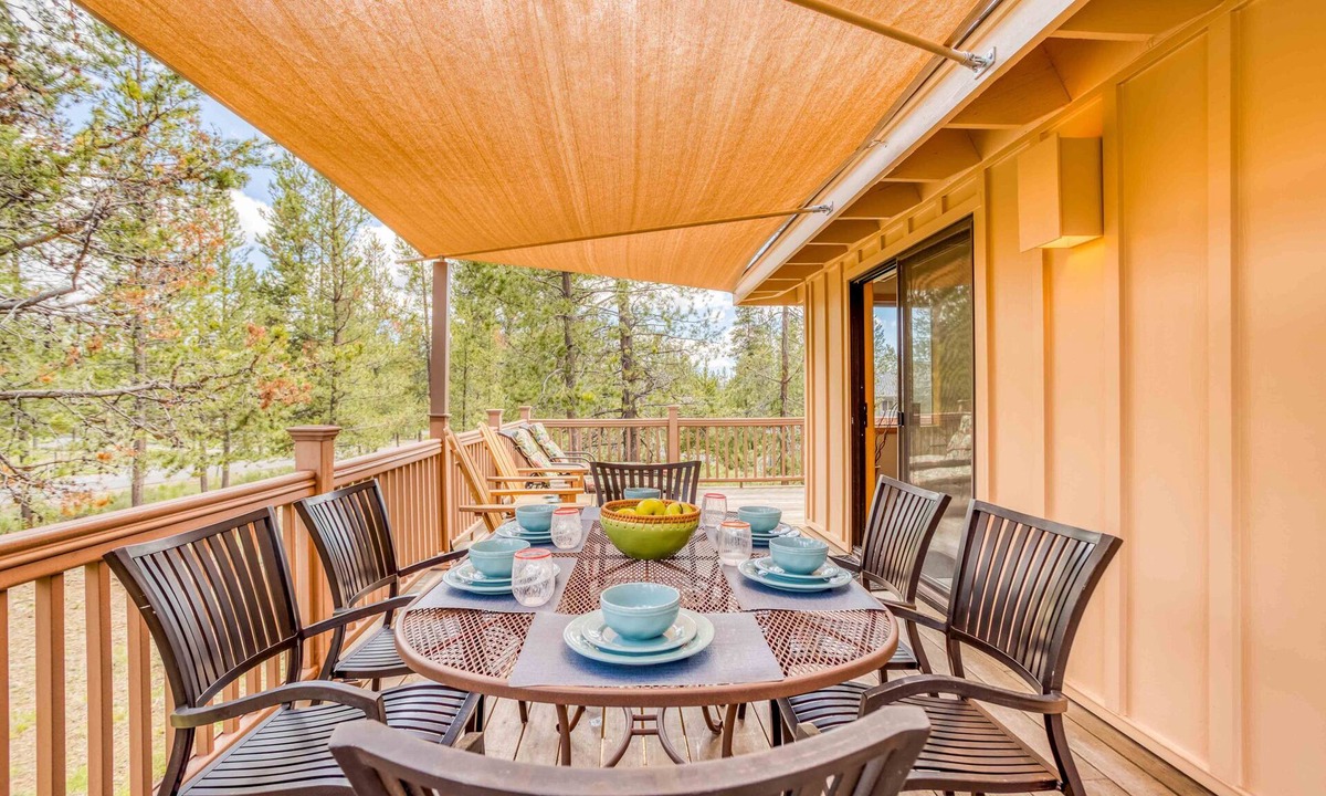 Sunriver House | Hot Tub, Wrap-Around Deck, Main-Level King Master Suite plus SHARC passes!