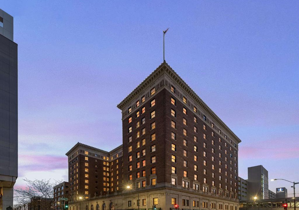 Downtown Des Moines Hotel | Hotel Fort Des Moines, Curio Collection By Hilton