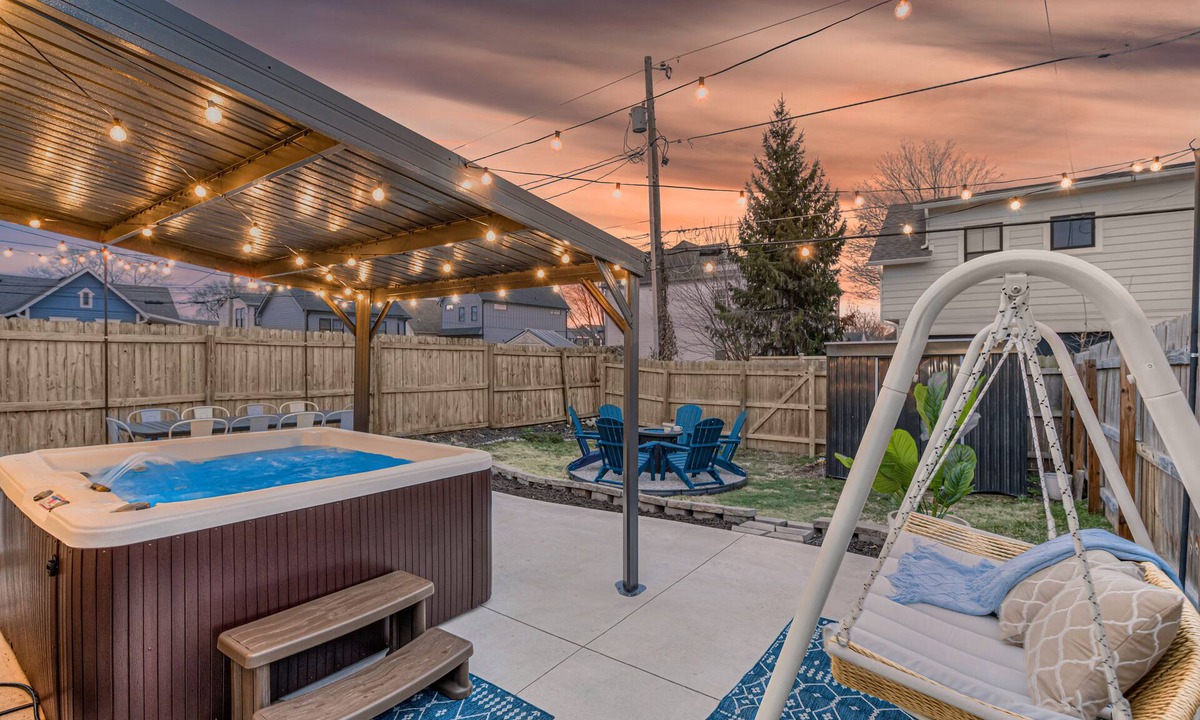 Fountain Square House | HotTub~FirePit~Games~YogaNook~5 Mins to Downtown