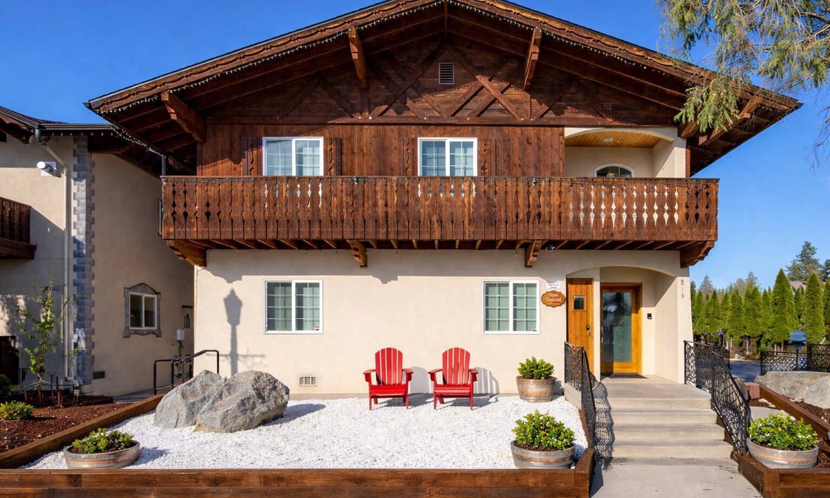 Leavenworth Condo | HotTub Sauna ColdPlunge|Luxury Downtown Suite D