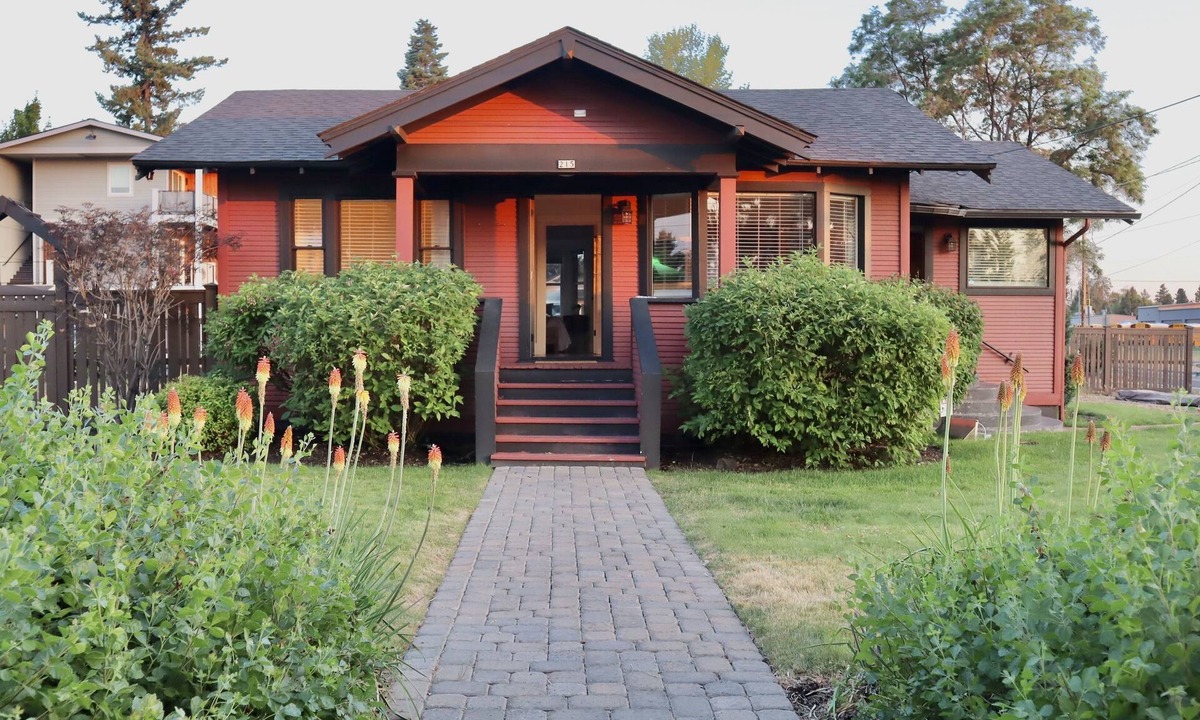 Larkspur House | House near Old Mill District and Box Factory with Hot Tub & Fire Pit.