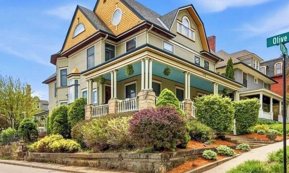 Dubuque House | Huge 6-bedroom Dutch Colonial Mansion in tranquil Dubuque Historic Neighborhood!