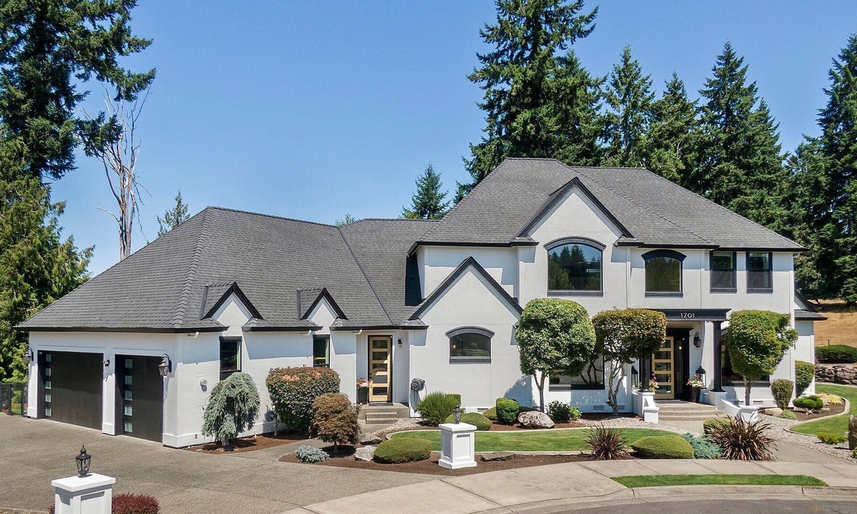 Puyallup House | Huge Pacific Northwest entertaining home 30 minutes from SeaTac Airport!