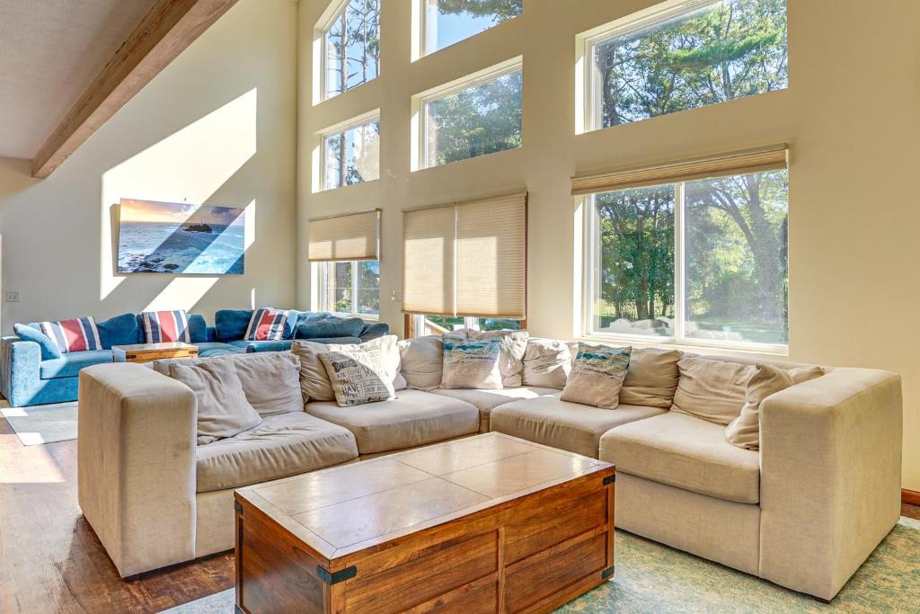Whitehall House | Huge Whitehall Home Steps from Duck Lake