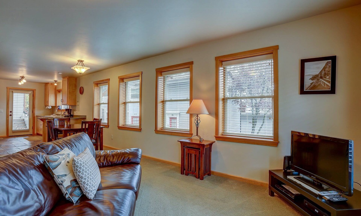 Hood River Apartment | Hutson's Hideaway - Steps to Downtown, Views, Adorable Apartment, Cozy & Newer