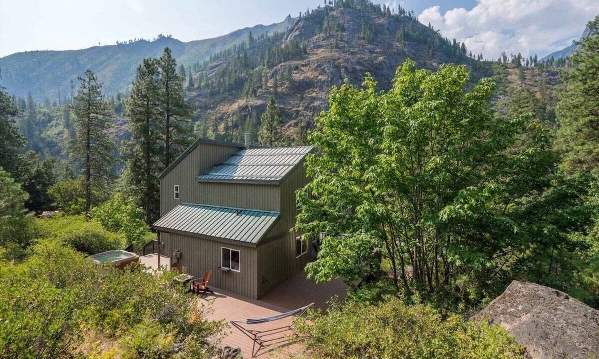 Leavenworth House | Icicle River Cabin w/Hot Tub + Deck