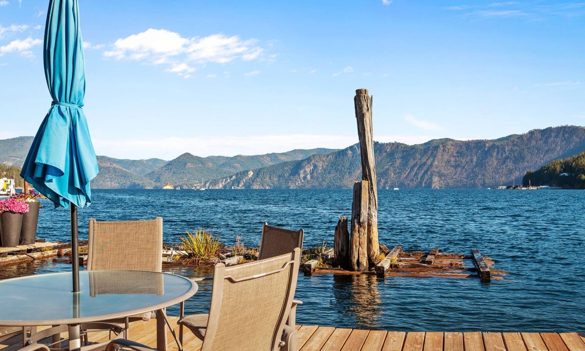Bayview Boat Rental | IdaBlu, a floating house with an unobstructed view of the lake and mountains.