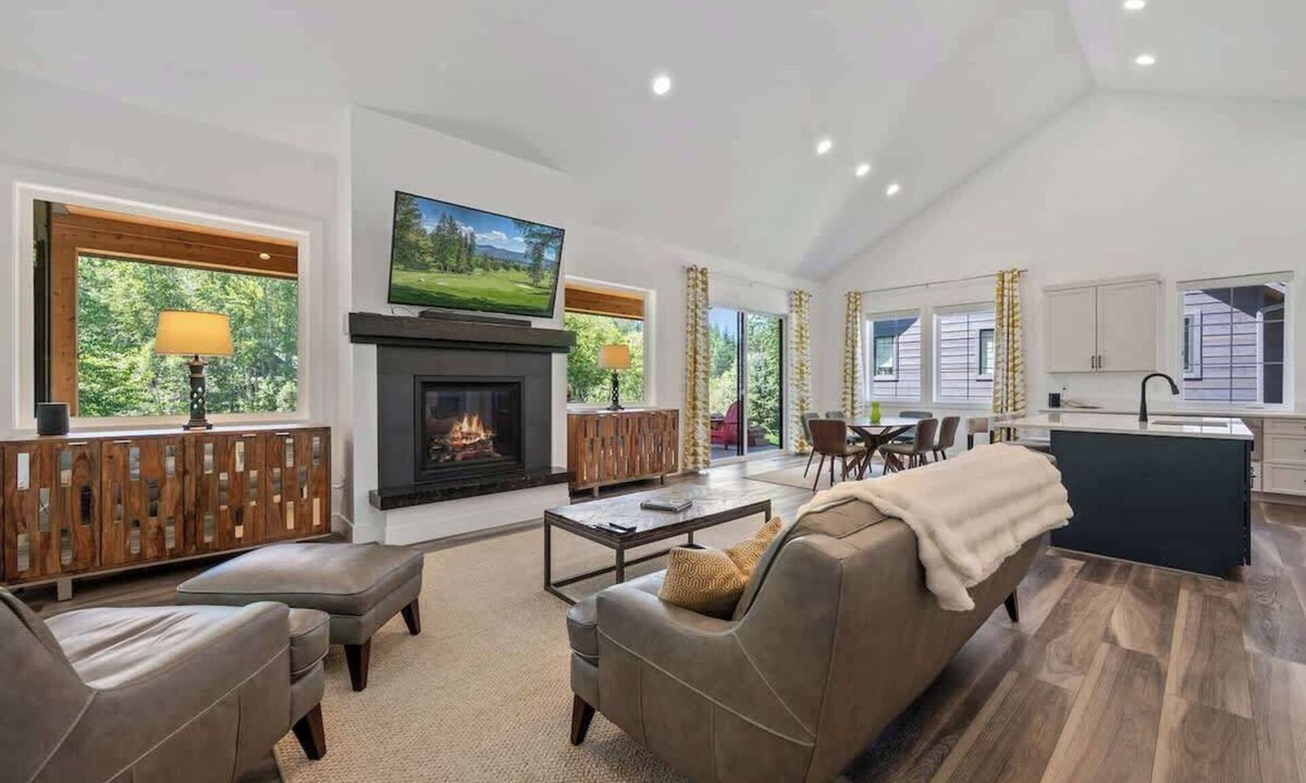 Sandpoint House | Idaho Club Golf Course | Luxe Living & Hot Tub
