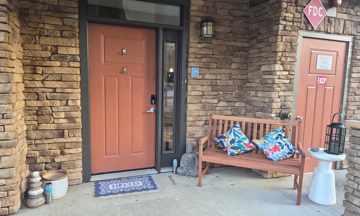 South Richland House | Ideally-located 2-bedroom townhome with a backyard on a golf course in Richland
