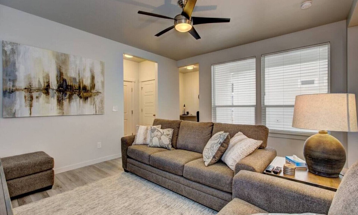 Meridian House | Idhika House Modern Retreat King Suite Family Friendly Garage AIR HOCKEY TABLE! Near Idaho Center & Boise